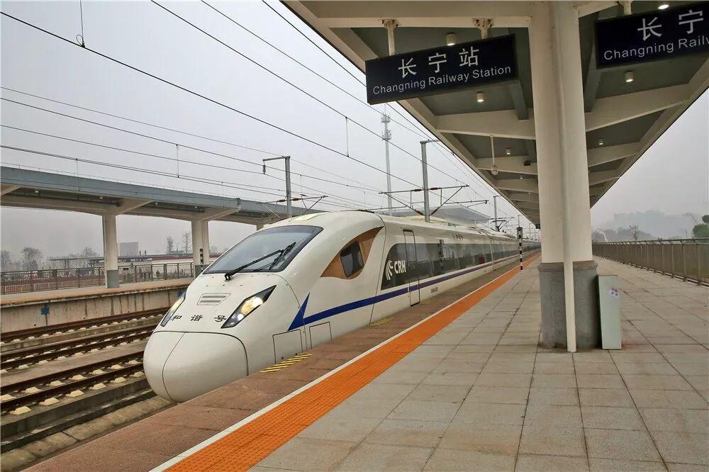 一条高铁，单向顺畅、返程空白，成了川南两地群众长久以来的出行堵点。

如今泸州开