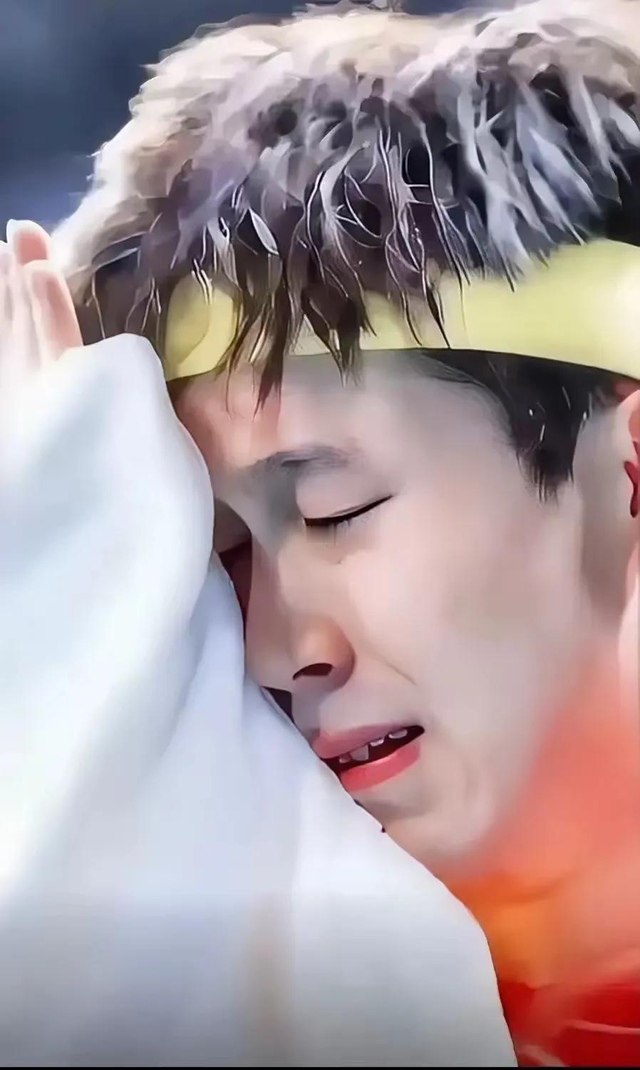 巴黎奥运会后，大头掩面而泣的一幕
让人既心疼又欣慰
无奈的是奥运会止步32强的遗
