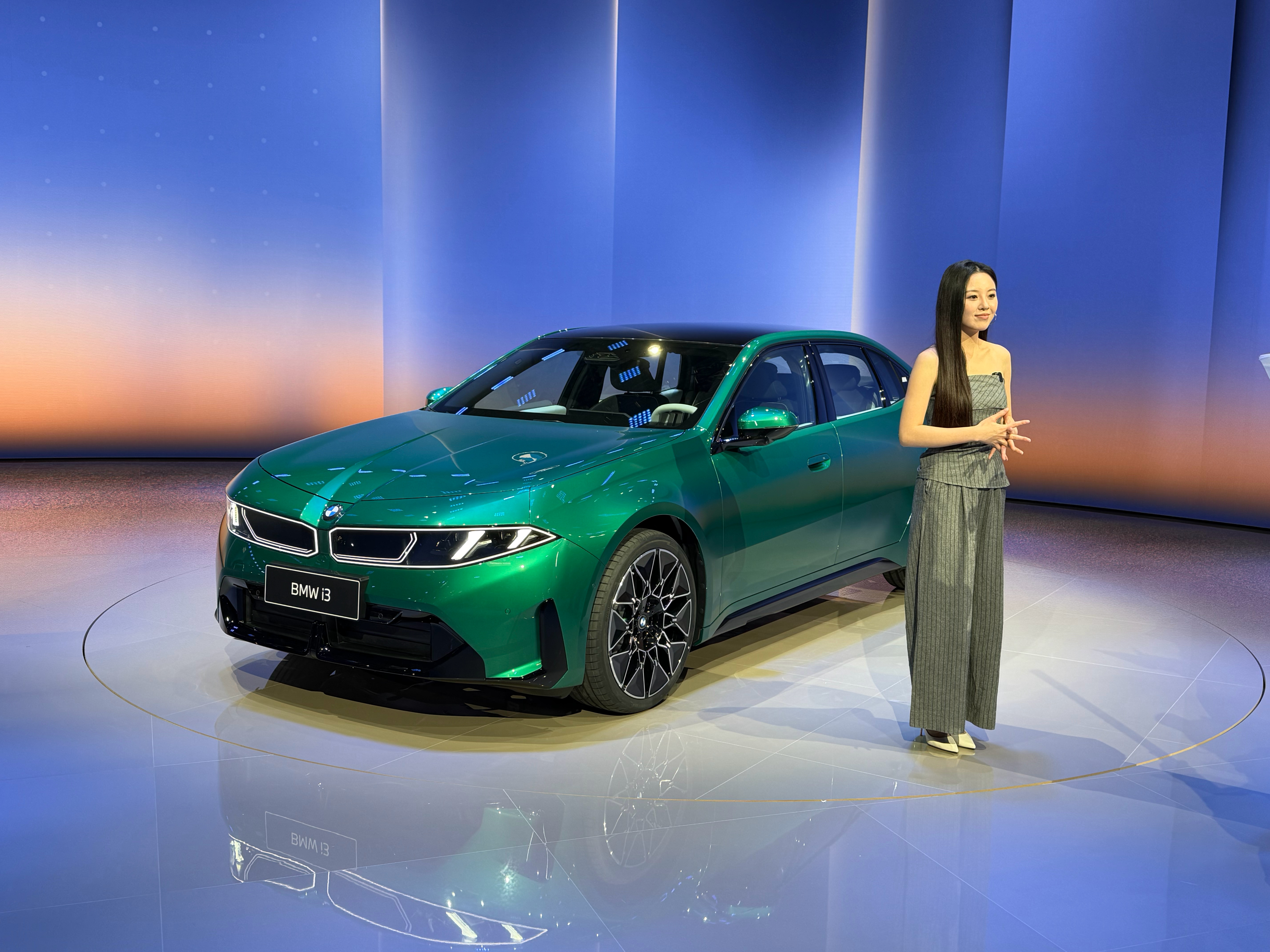 宝马新一代i3的设计和颜色太，太突出了，很难想象在这个都求稳的时代出现如此特立独