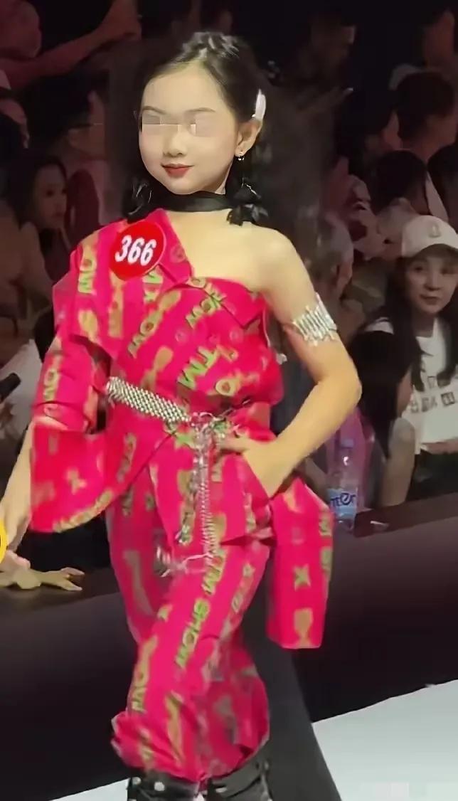 童模，你们看看，从发型，服装到孩子的表情、气质，哪里能看出少年儿童的样子。