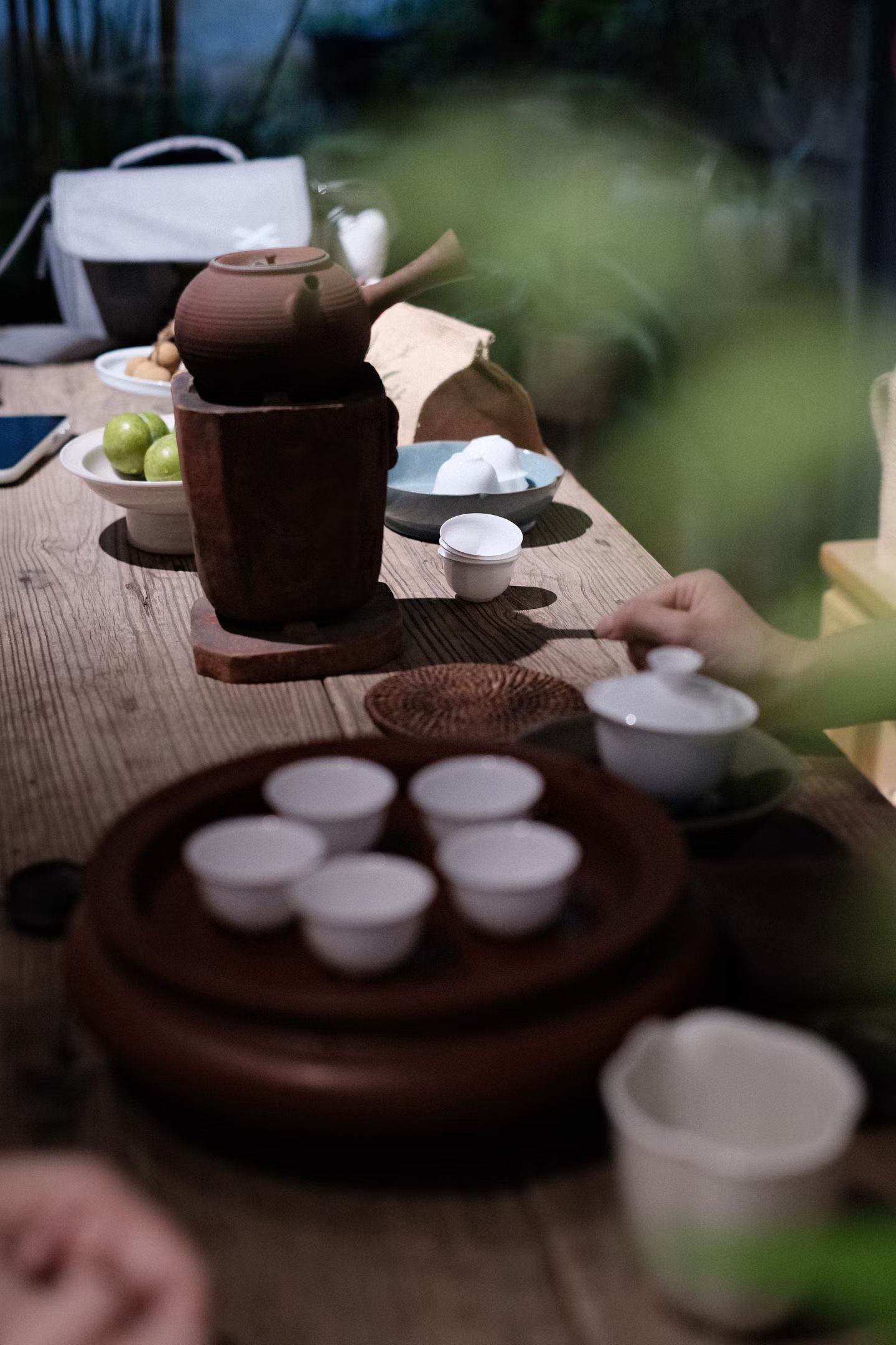茶道  🌧️ 雨天独饮，正合知行合一窗外雨声即是道场，杯中茶汤即是功夫。不必刻