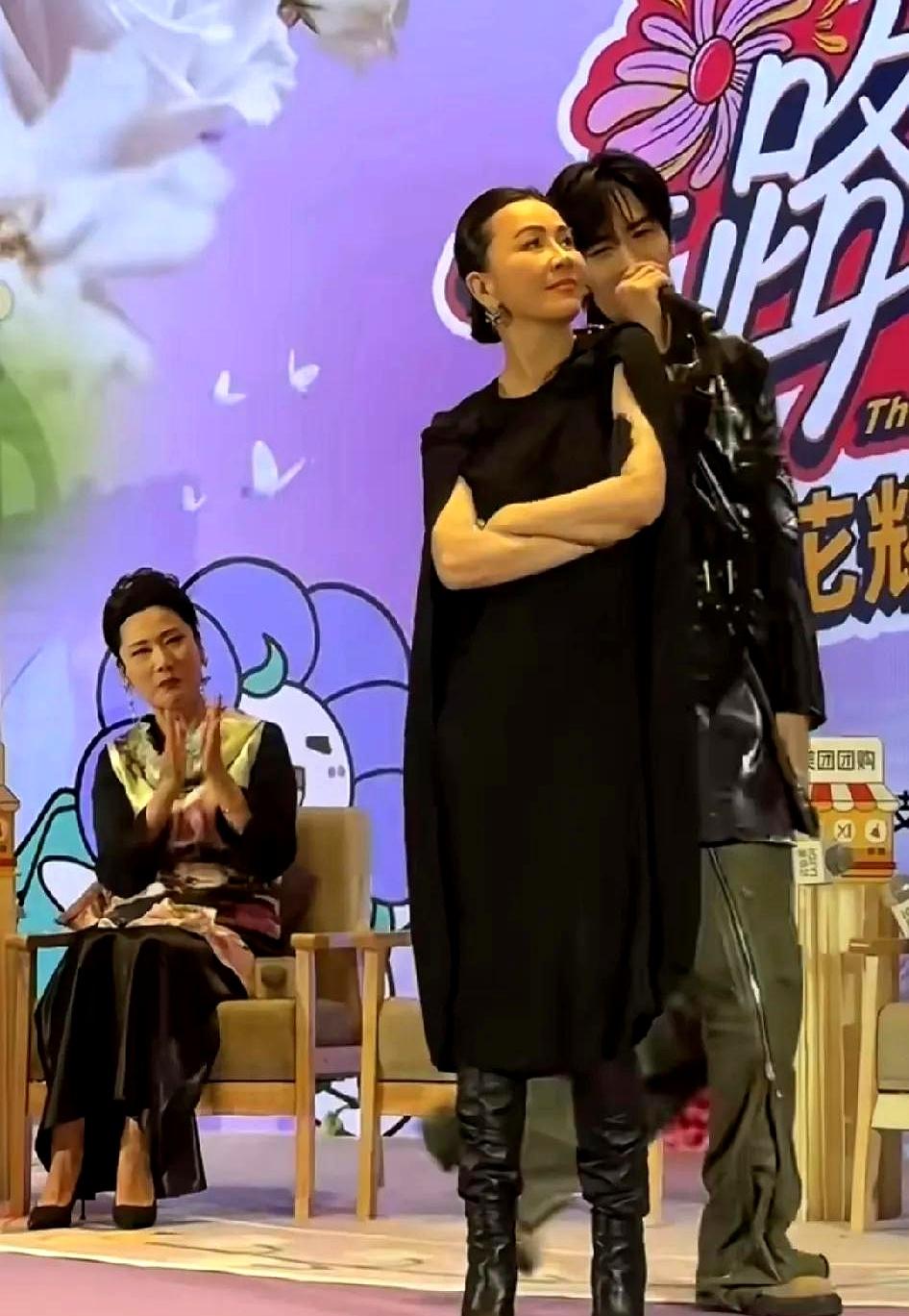 我老公说，女人最重要的一点就是，在于气质，
 

他指着刘嘉玲，说你看她穿着高跟