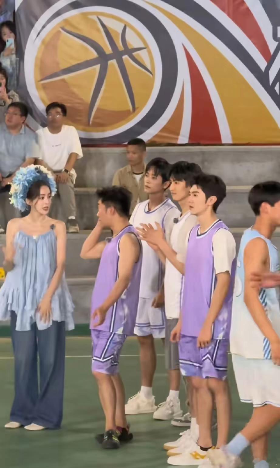娜扎自己172的身高，为了照顾男演员，穿的平底鞋，鞋底都跟袜子一样薄 ​​​