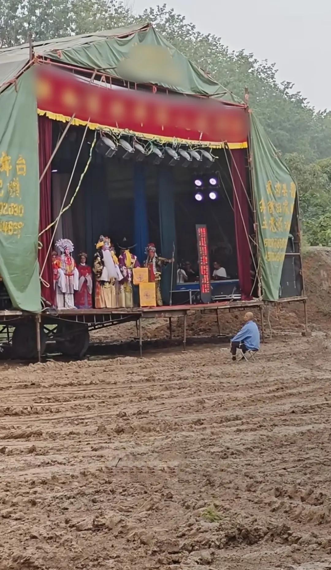 台下就一位观众，这戏为啥还要坚持唱完呢？