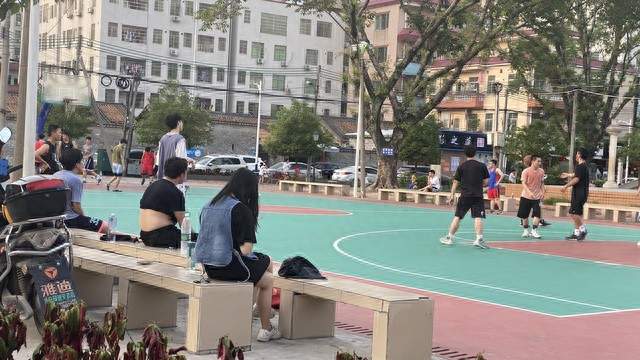 多人无热身练闪身步膝盖当场闷响