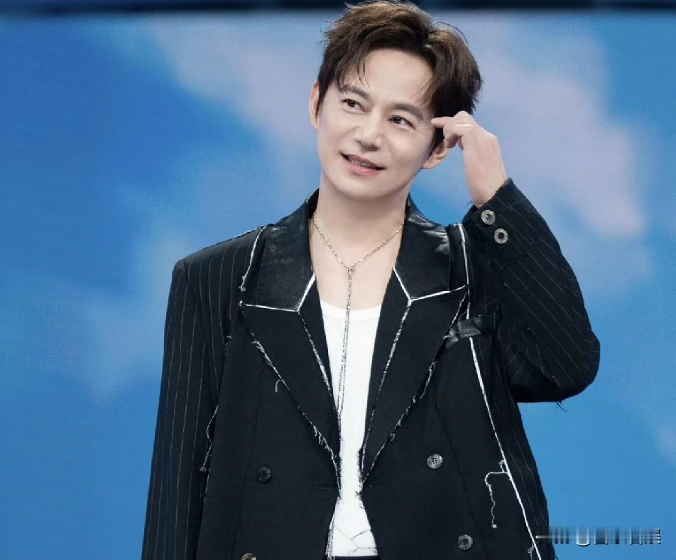 何炅工作室，火速回应！
 
5月13号晚上7点29分，何炅工作室突然发了条动态，