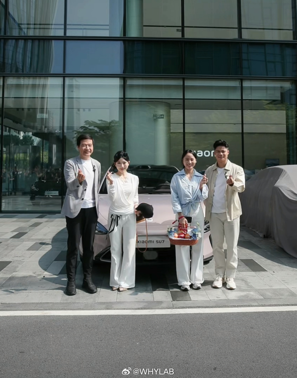 新一代小米 SU7 首批交付，雷总还是老传统，亲自给车主开车门、合影，仪式感拉满