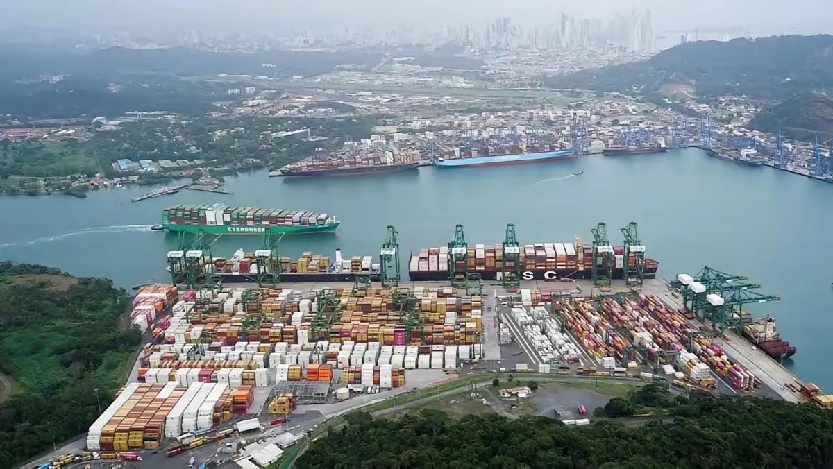 “李嘉诚服软”四个字，今天一早被港媒甩上封面——7月28日，长和突然发公告：原来