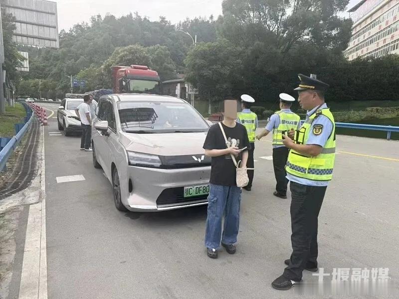 十堰 严查严打！十堰查扣16台车十堰爆料十堰查扣16台非法营运黑车 十堰广播电视