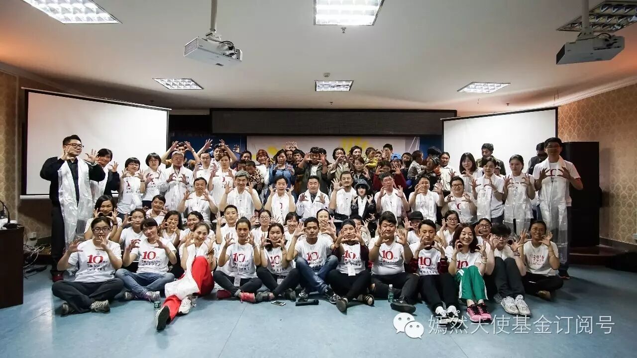 【李亚鹏曾带窦靖童李嫣高原做公益】嫣然最羞涩的志愿者窦靖童 十年前，李亚鹏曾在微