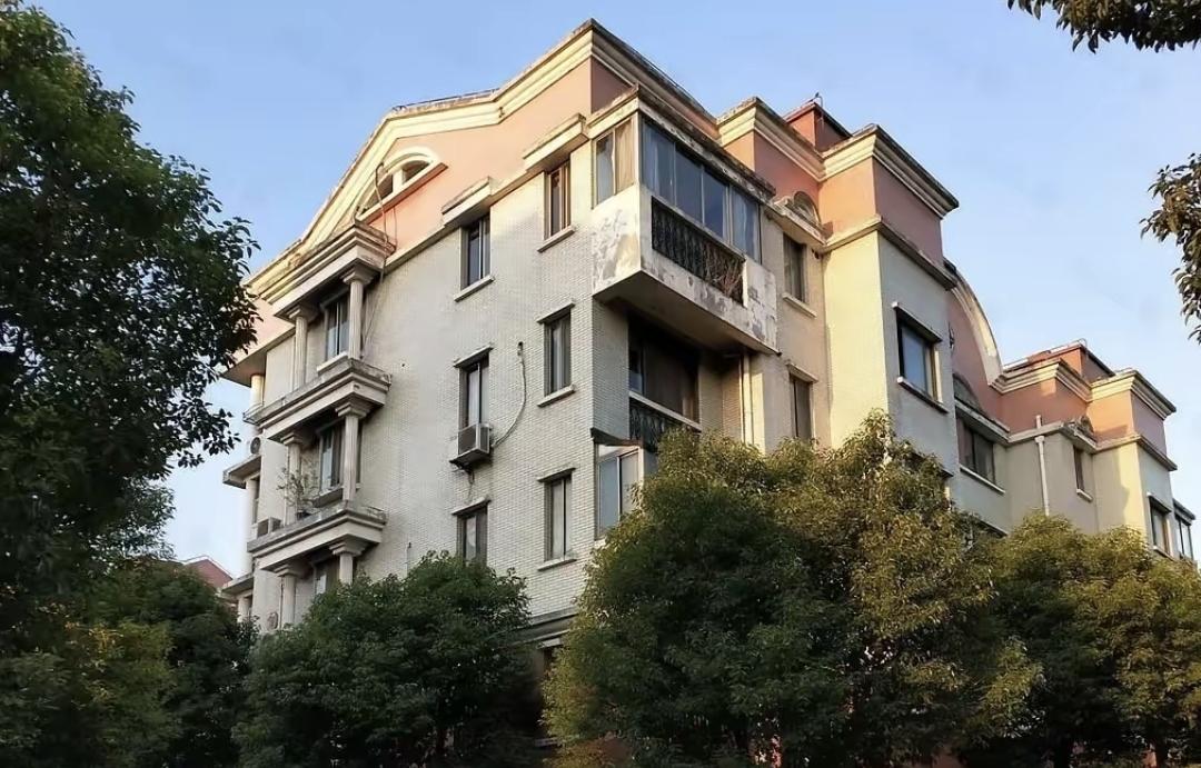 上海最近有个案子，女的跟小13岁的男的结婚，哄着男方父母把千万房子过户到儿子名下