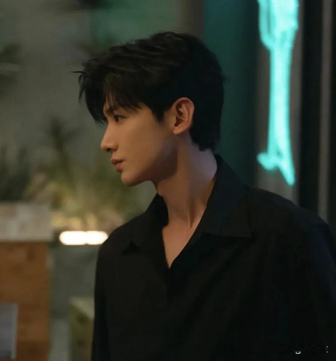 白敬亭的粉丝说，白敬亭只在固定时间收信，其他啥都不收。

不光不收，每次有公开活