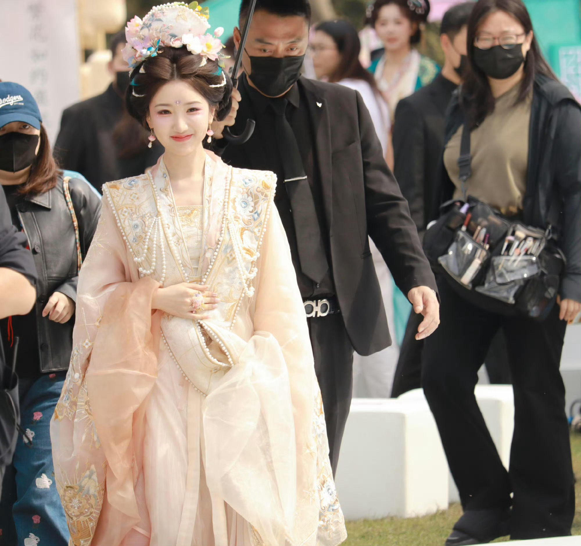 毛晓彤花神妆毛晓彤这个花神妆直接美晕！鲜花簪发，温婉又灵动，清透妆容衬得整个人仙