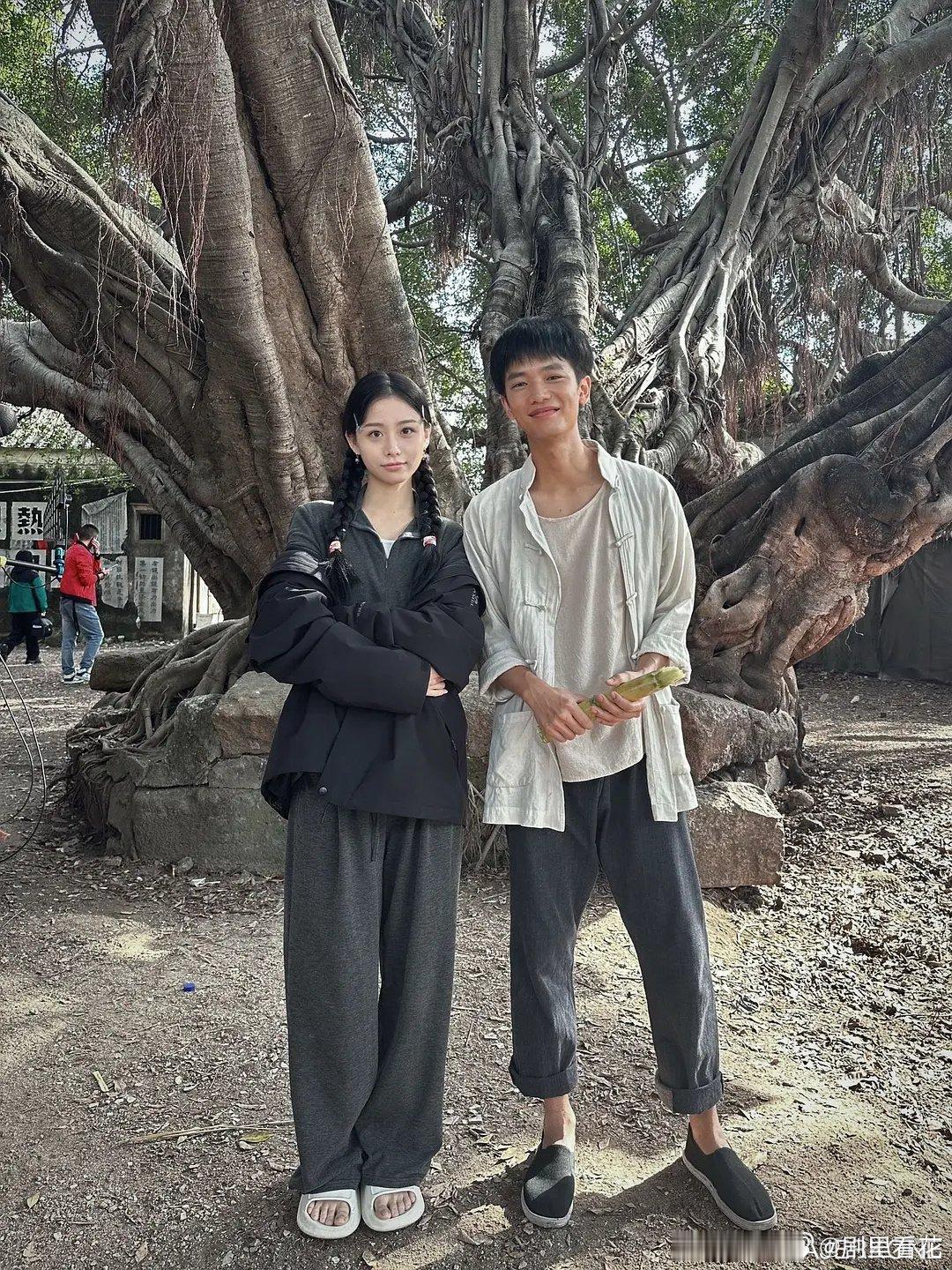 阿嬷里的舅婆也穿哭喊中心打趣剧组处处透着简朴特色，舅婆和阿嬷的穿搭充满生活气息。