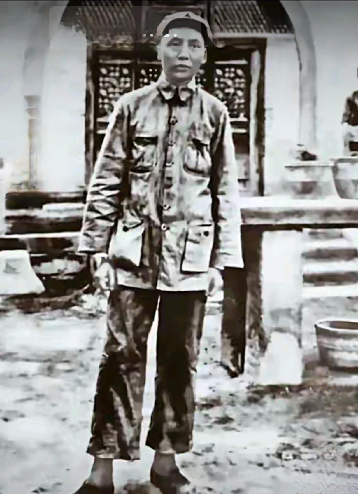 看到这张衣衫褴褛的照片，中国人都会泪眼汪汪！

伟大领袖毛主席，鞠躬尽瘁为人民，