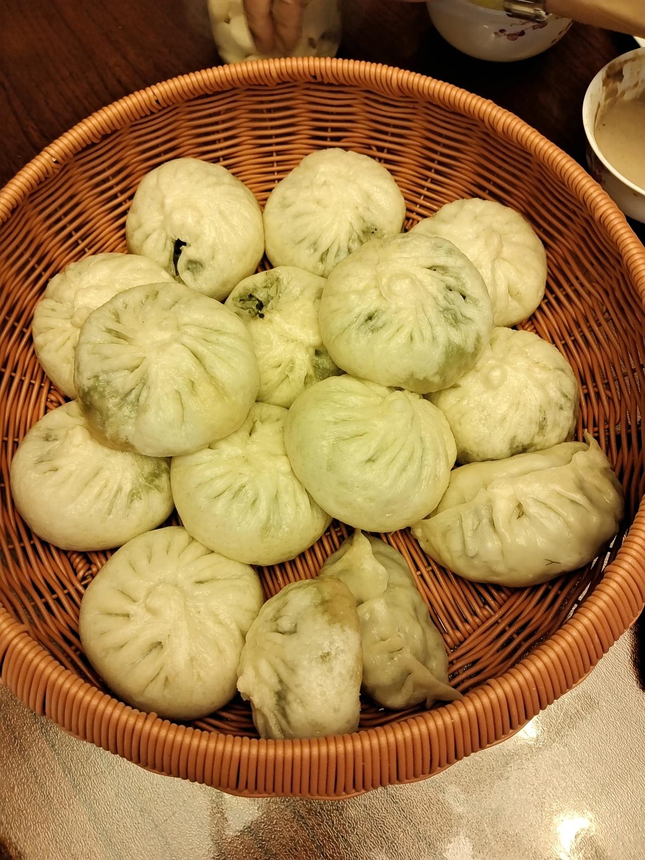 今天我给大家接着讲，雇主大姐家新来的保姆小吴试工的第二天。

早上五点半，大家起