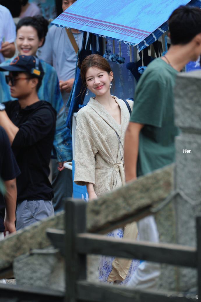 #赵露思古典美##赵露思禅意风造型# ​​​她的禅意风造型如同夜晚的星辰，闪耀着