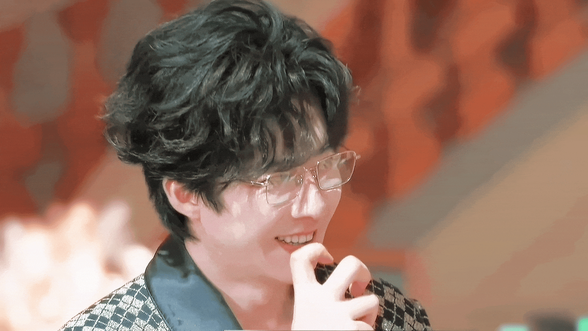 刘宇宁新歌幽光 刘宇宁，玫瑰可以是浪漫的定义词，但自从遇见你，我的浪漫开始了重新