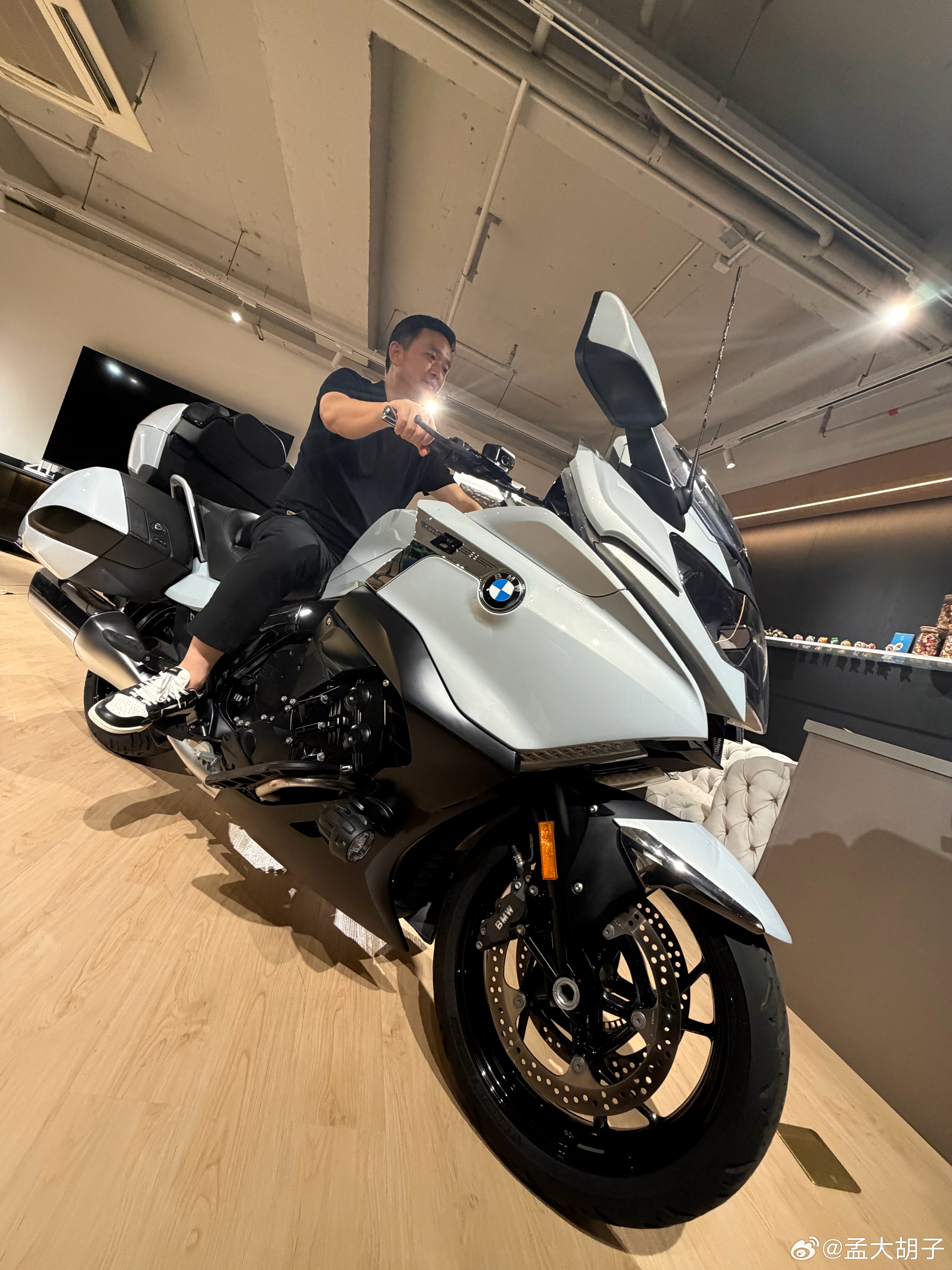 今天晚上直播聊的是这台宝马K1600摩托车，还是很帅的[666] ​​​