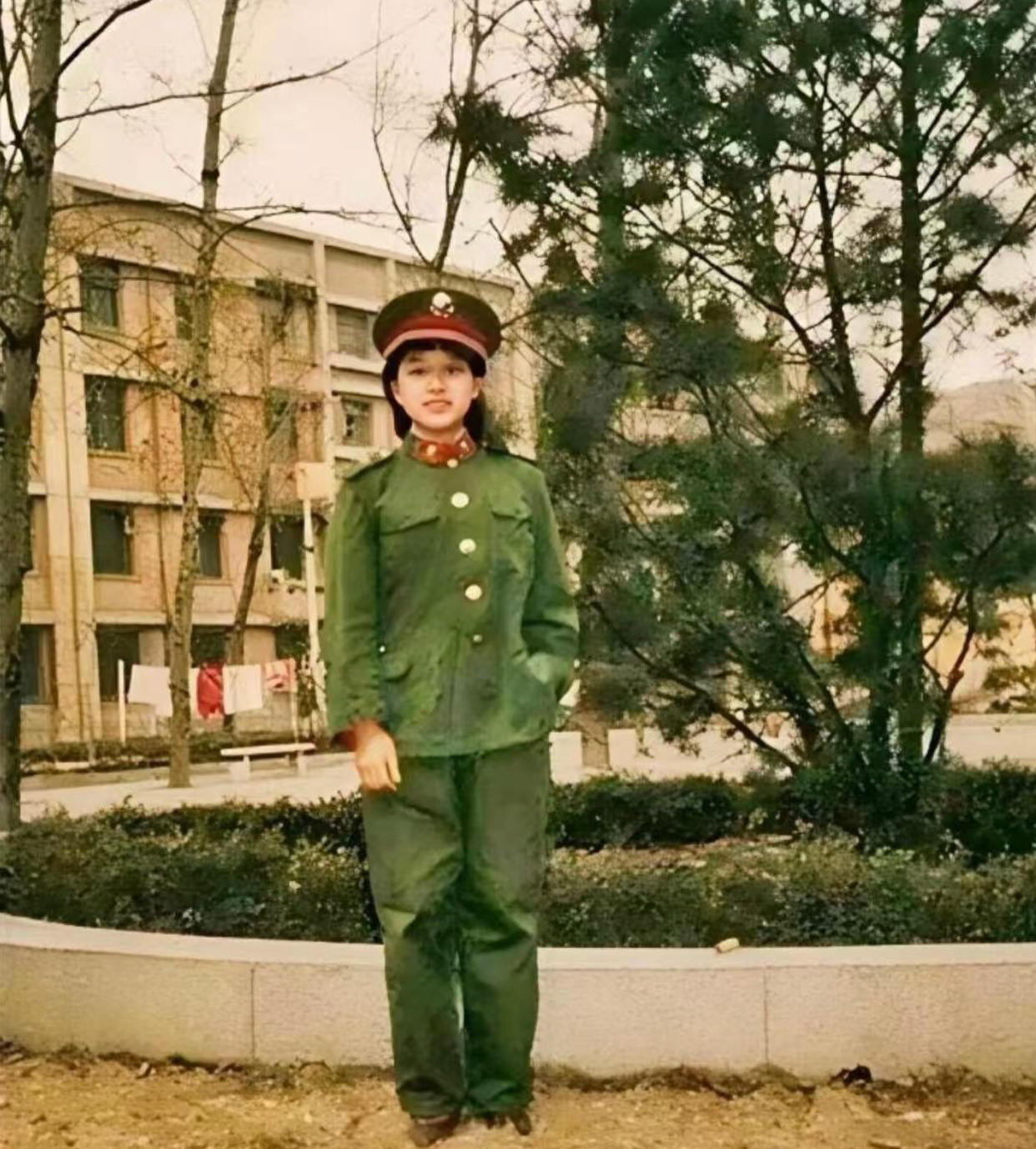 据说这是韩红18岁的军装照，那时候的她还是学校里的校花。 