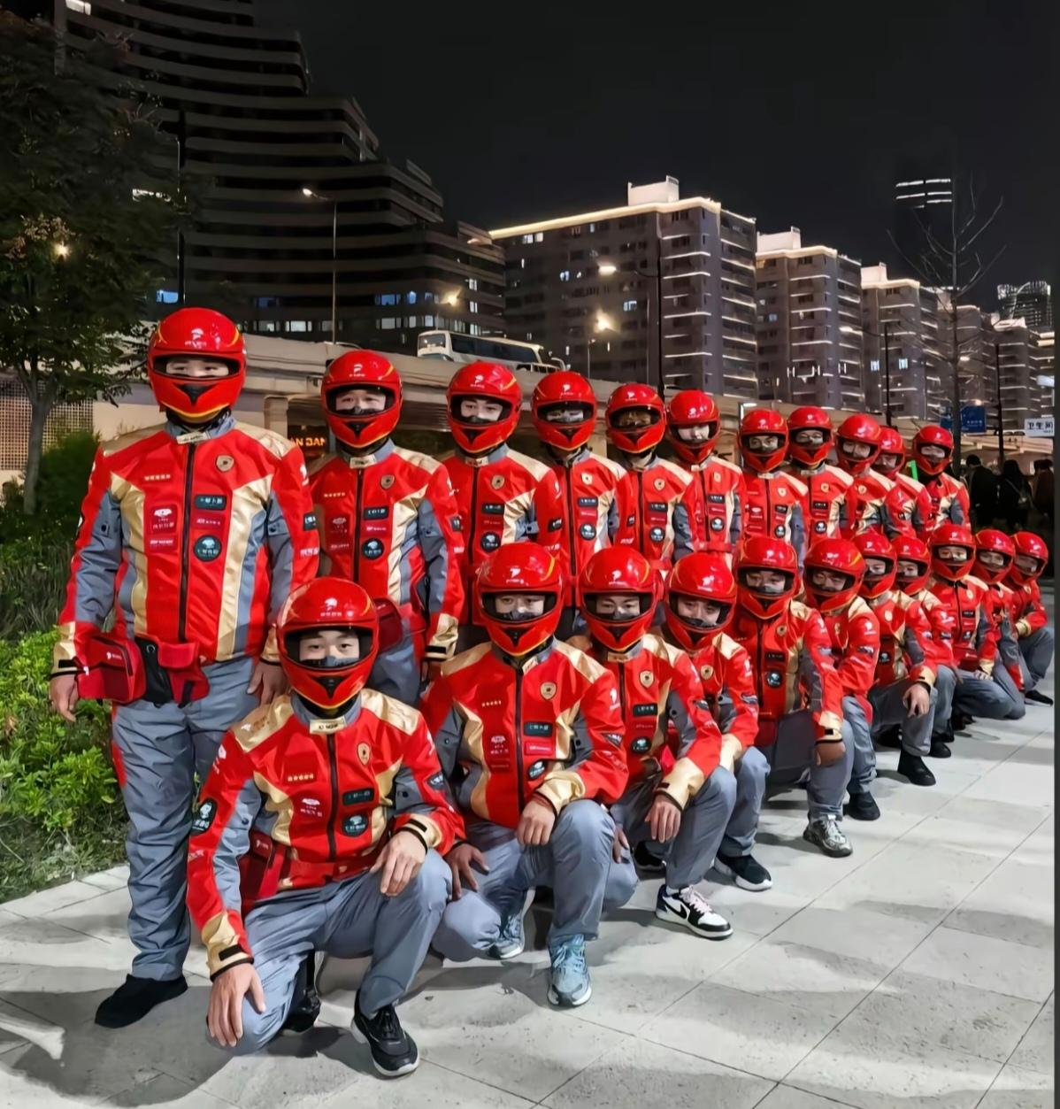 京东外卖工作服也改版了，这套工作服的样式，看起来也挺帅气的。也越来越像赛车服，丝