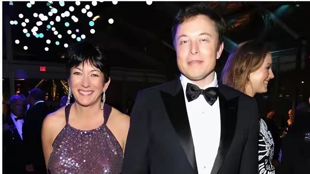 爱泼斯坦女友和马斯克合影，这个女人就是笑面虎一个，笑里藏刀很阴险。