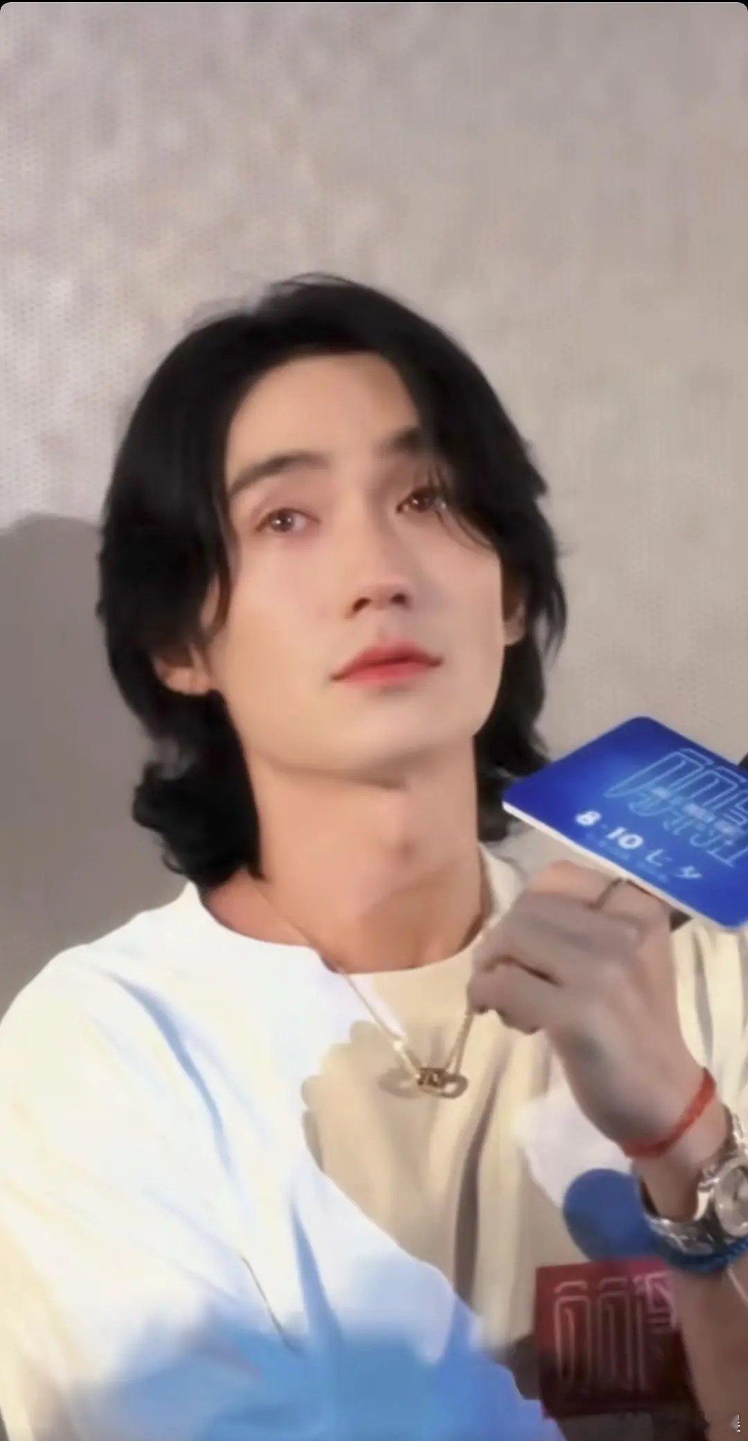 粉丝审美真的有点奇葩，朱一龙这图p的有点不好看了吧？1 ​​​