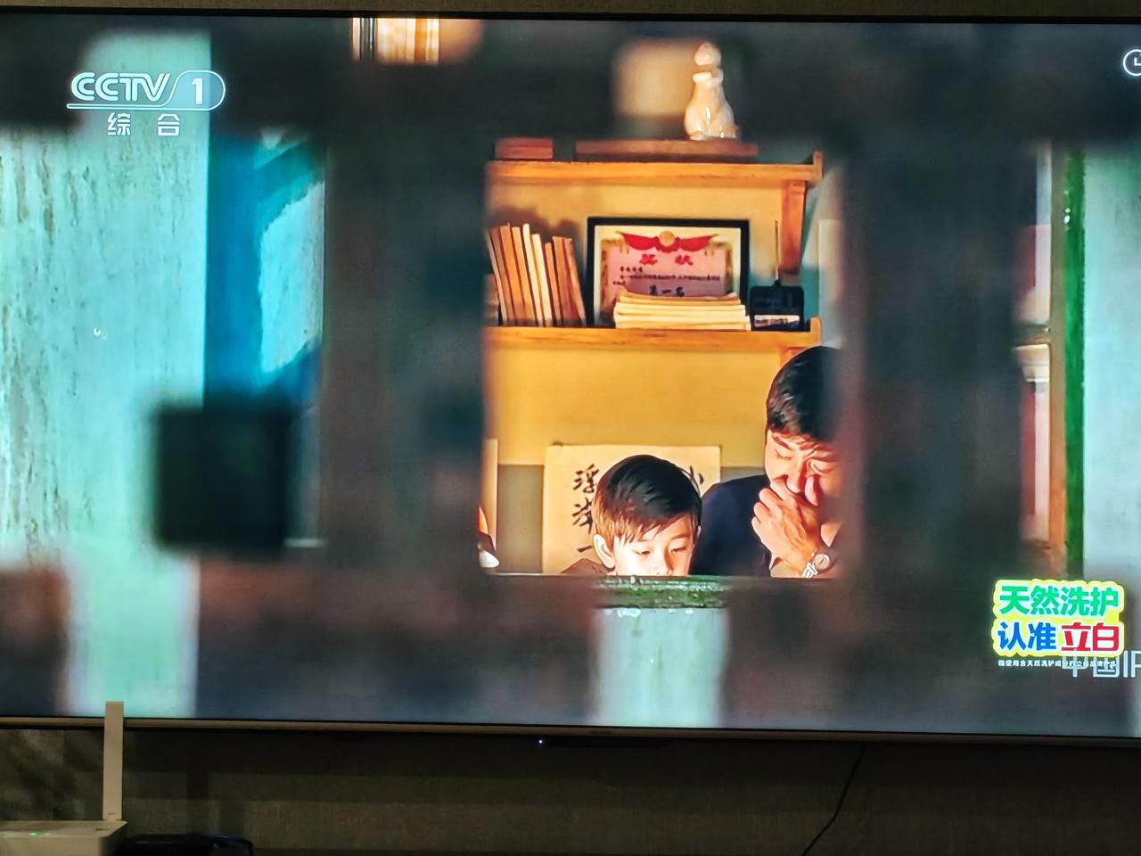《生逢其时》齐家曹家换着养孩子，还是隔一堵矮墙的近邻，关系一定处不好。因为亲生孩