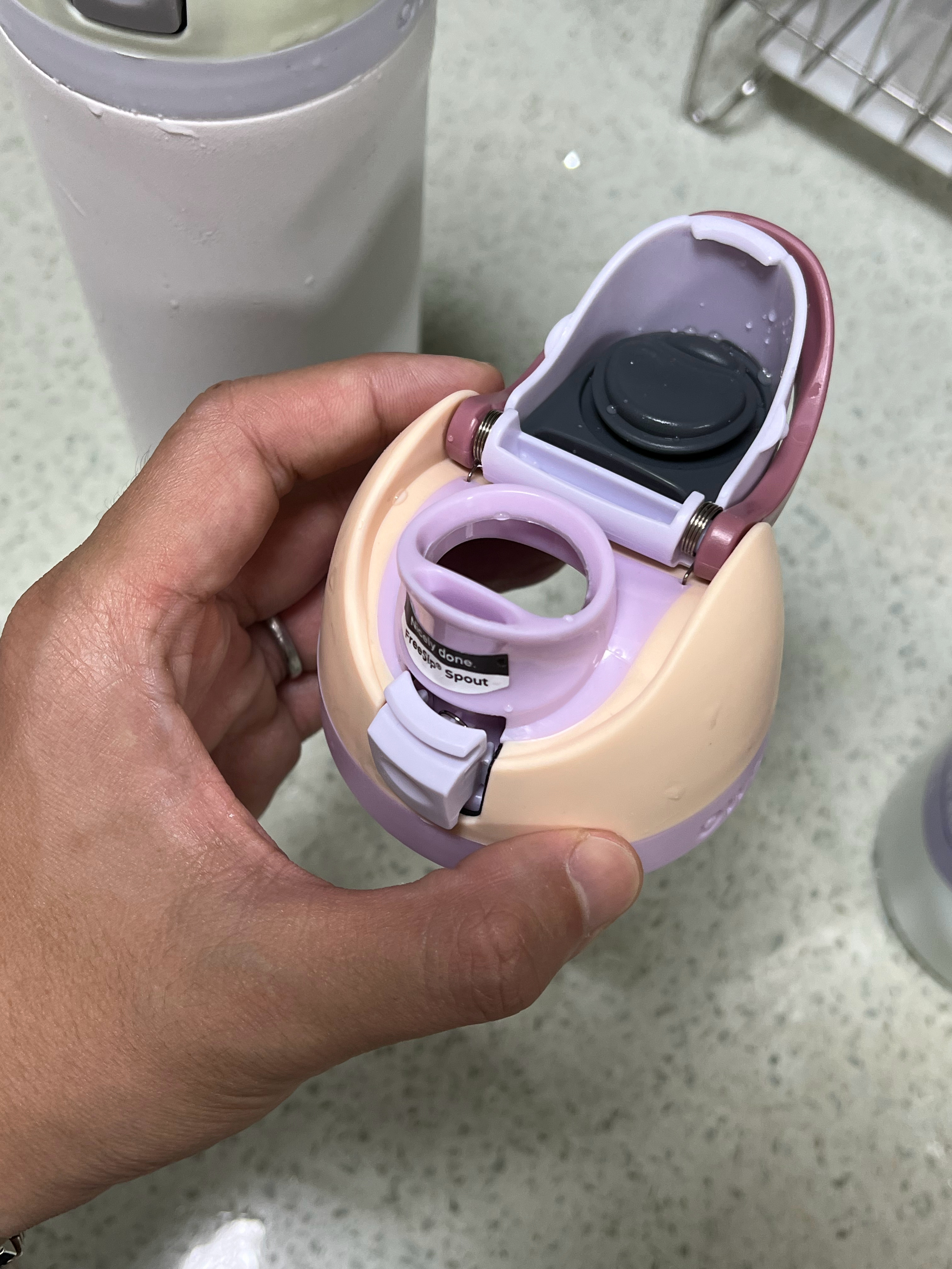 爱人在网上给孩子买了个杯子，上学第1天就给孩子漏一书包。这杯子漏水。跟商家反映后