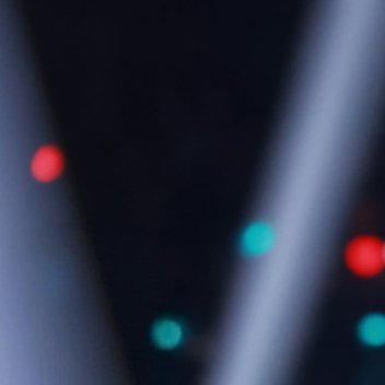 0000生活是确幸与磨砺的组合——晨粥里的热气是甜，加班时的星光是苦；跌倒时蹭破