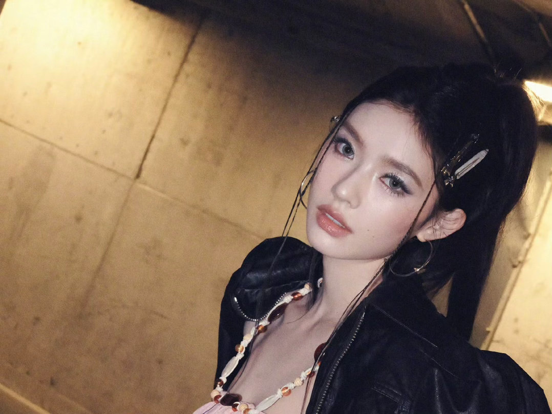 林允七夕晒Y2K大头贴林允千禧辣妹造型 七夕节别人晒玫瑰，林允晒Y2K大头贴！复