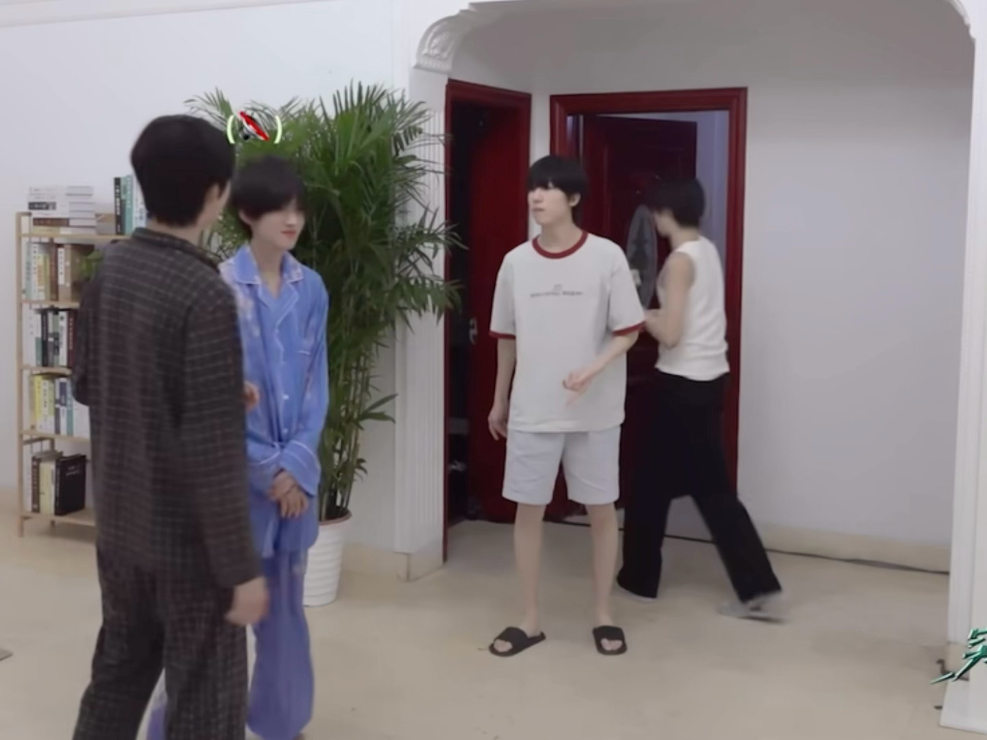 奇文  一个下意识接，一个立马老实