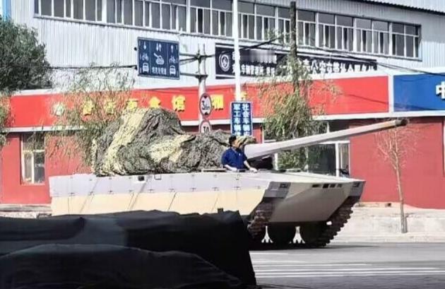 关于顶上凸起的奇怪脑洞，身管火炮已经过时啦，现在已经是导弹时代了，但是如何伪装成