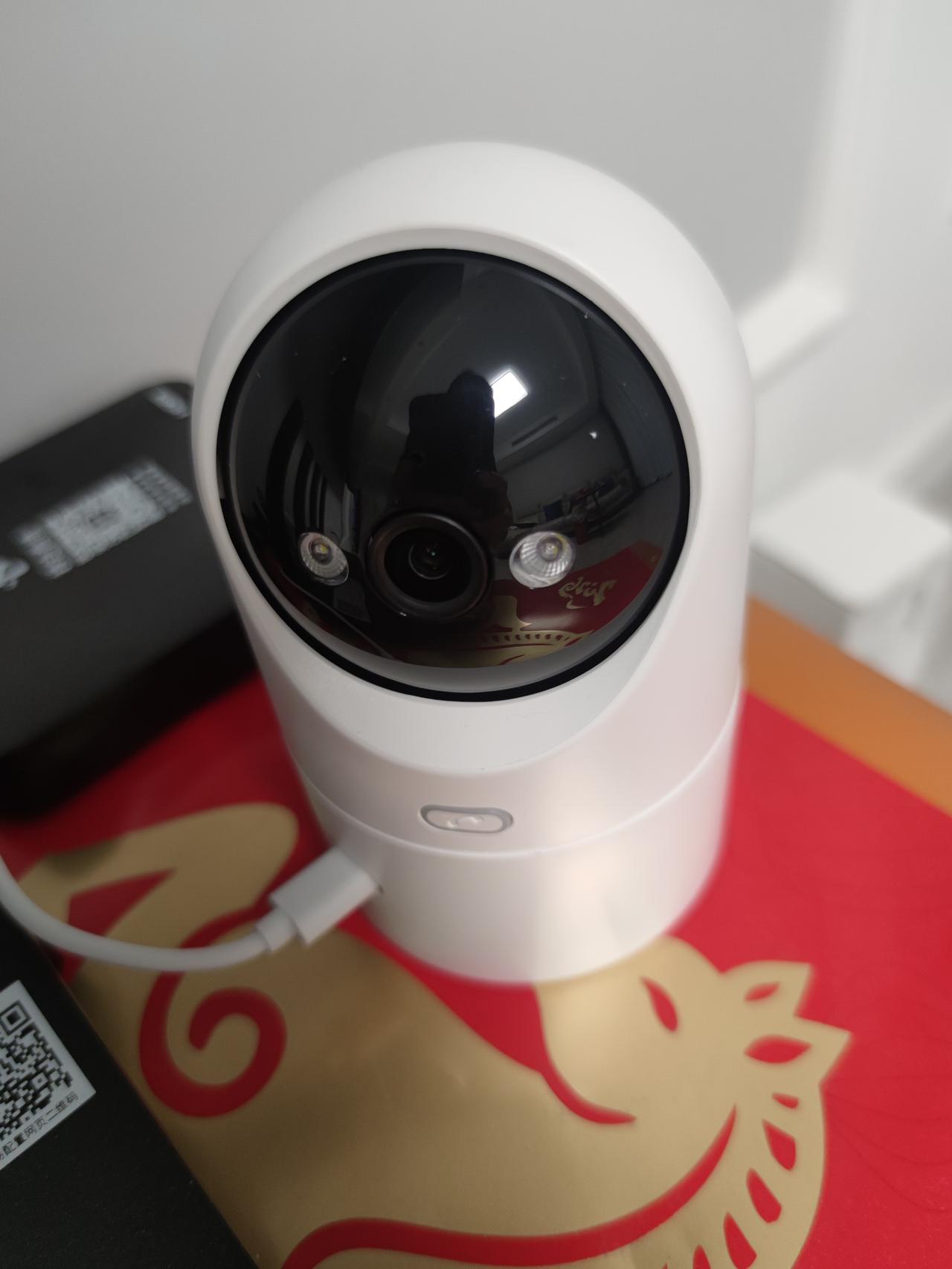 中国移动南京分公司的安装人员来我家安装了摄像头。这个摄像头不是当初柜台送我的那个
