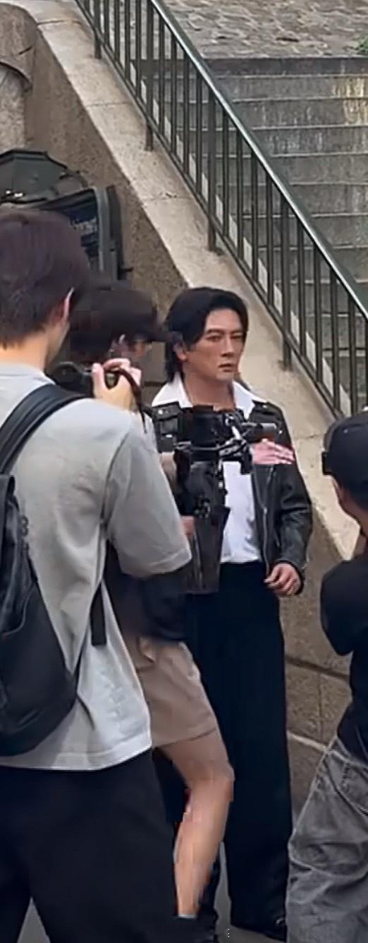 是光线原因吗？感觉腮红有点厚～发型有点费翔大哥的感觉，穿着有点歌剧舞台表演的味道
