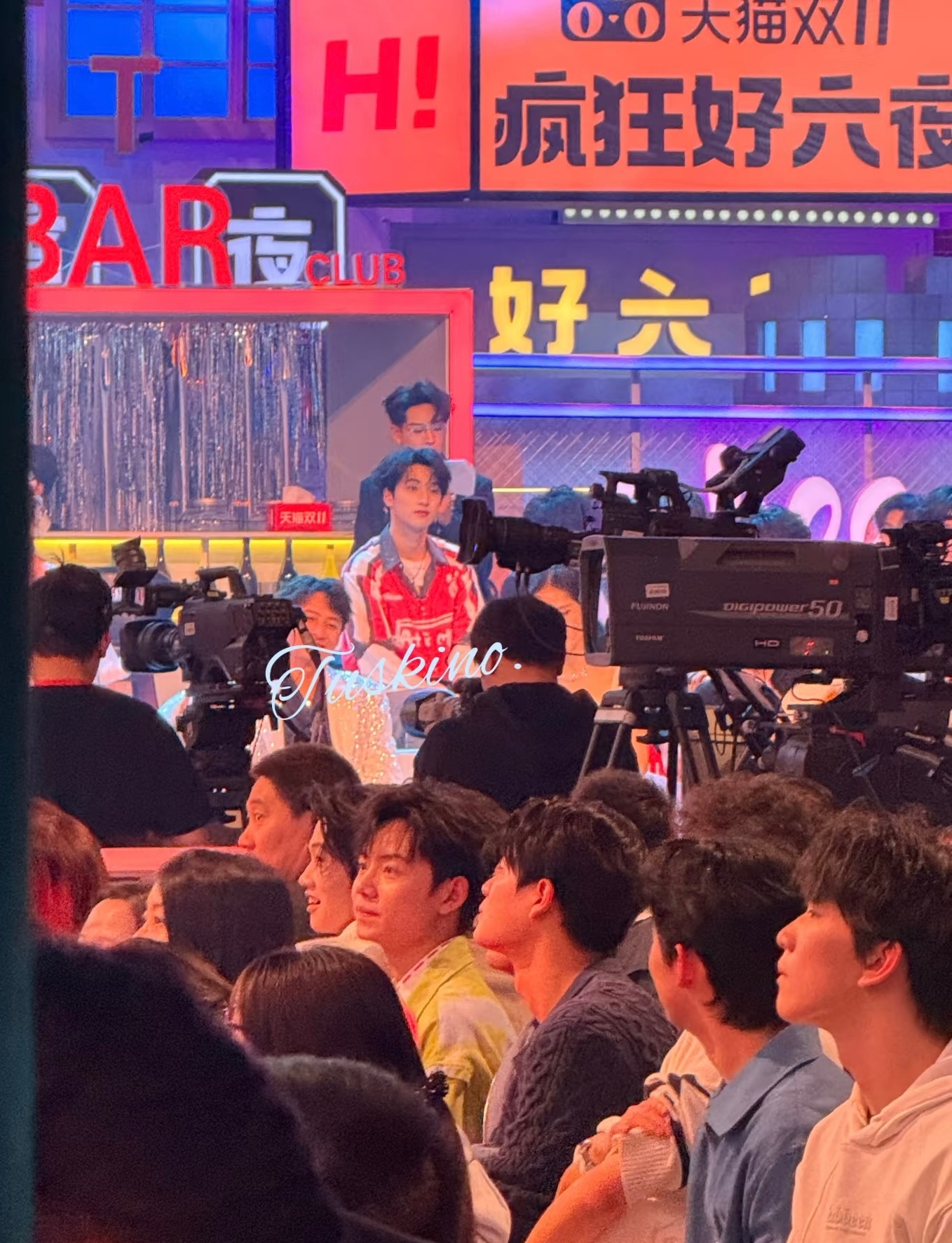 人群中一眼聚焦严浩翔，体态真的太好了 ​​​