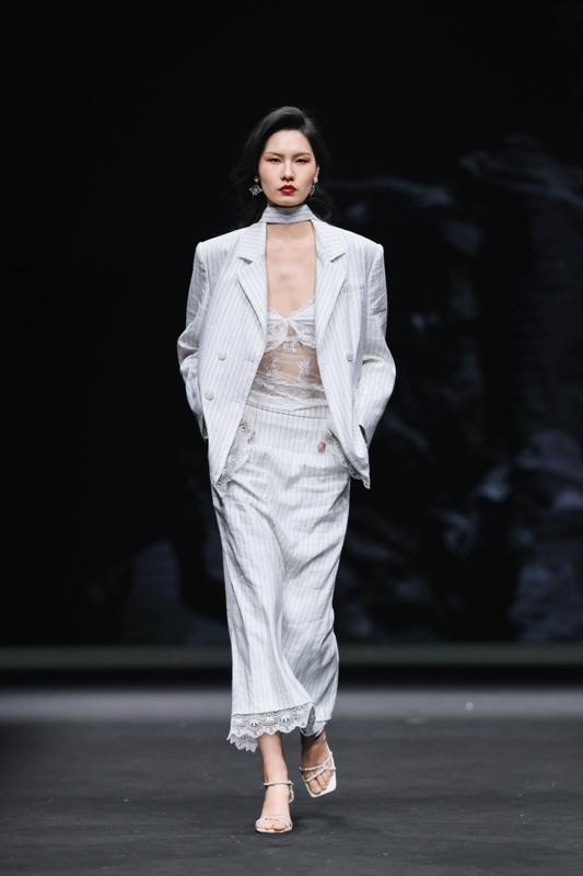 MOMIWEI摩米薇·单薇2026春季中国国际时装周「山与海」大秀，在北京798