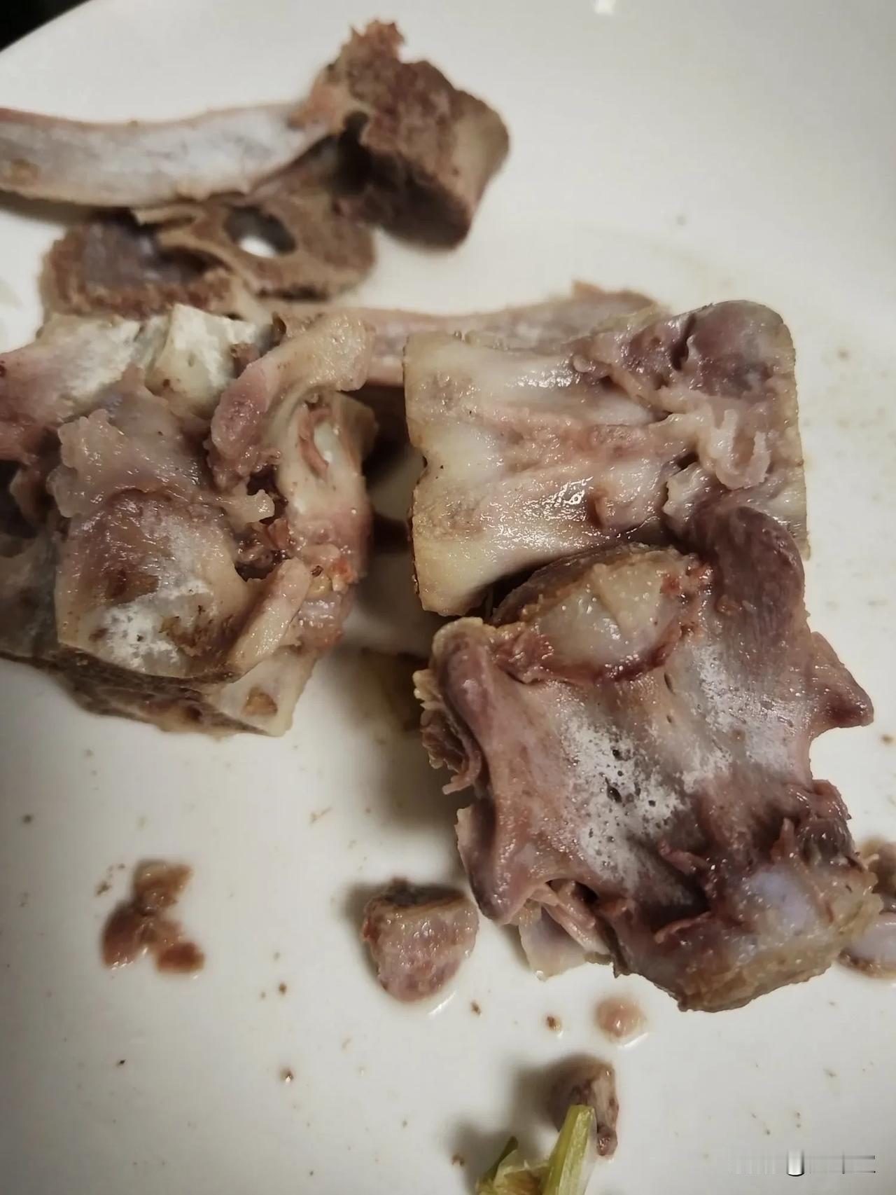 吃羊蝎子窍门，
前几天亲戚送来一箱宁夏滩羊套装，
两只羊腿，一包羊蝎子，一包羊排