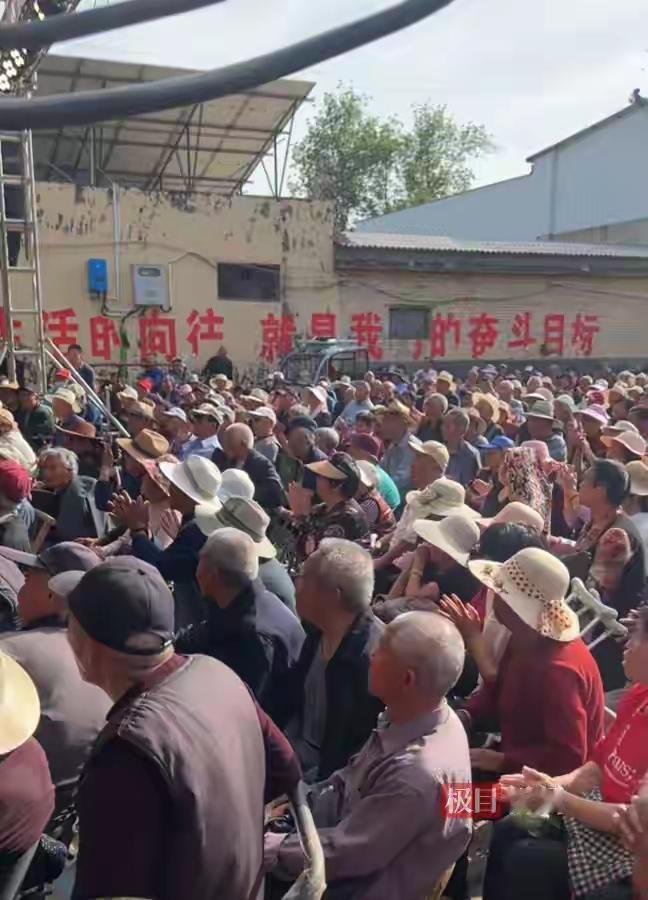 河南禹州乡村庙会唱豫剧，73岁的郭书芳老人特意备了3斤瓜子，骑车赶5公里路前来听