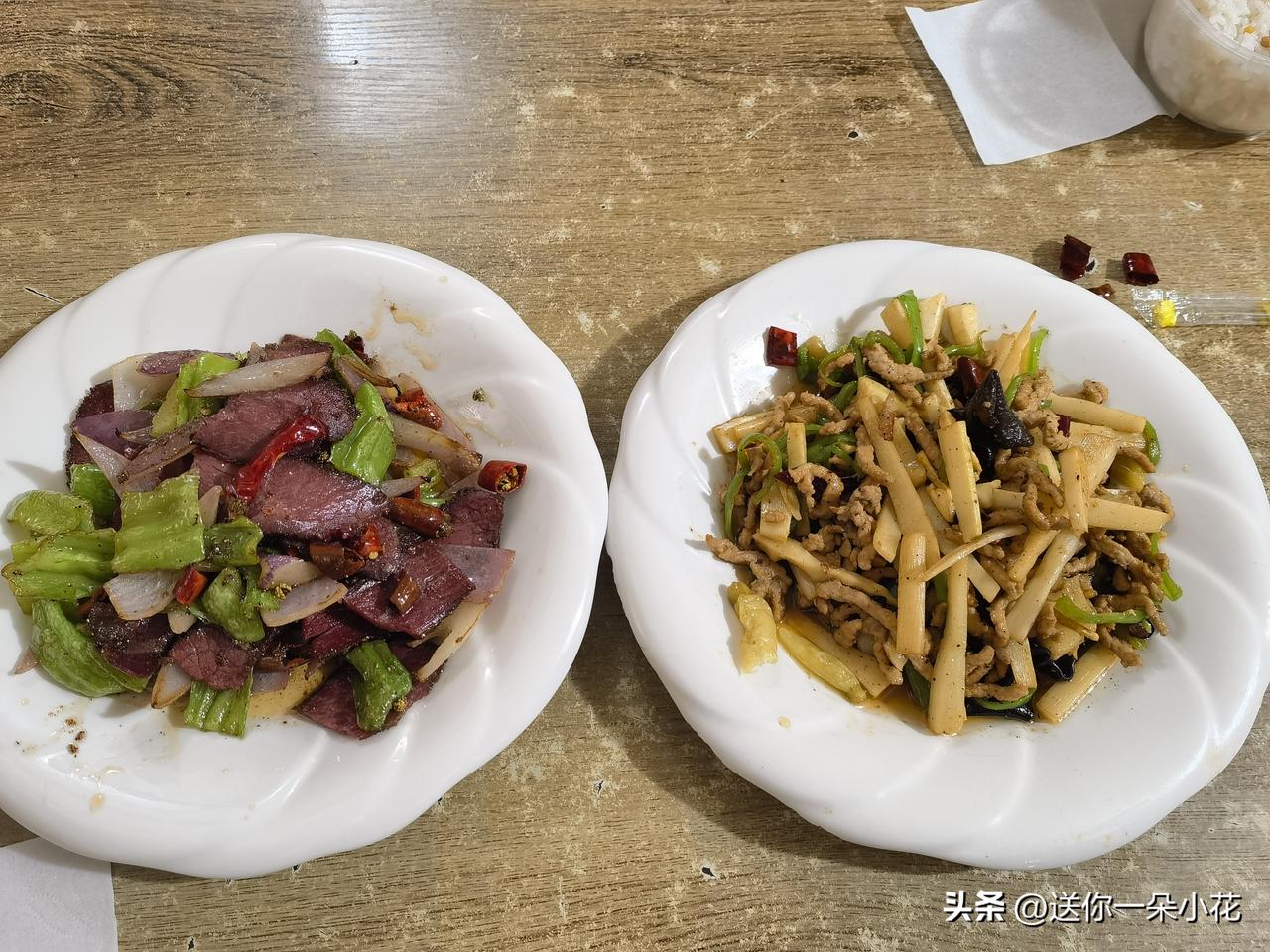 昨晚在樊城区妇幼保健院道子吃饭，本来准备去吃张玉玲小火锅，排号排到152号，前面