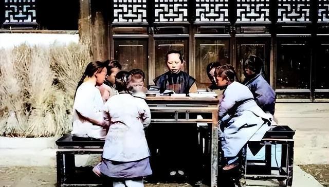 晚清风雨飘摇，镜头初现人间百态。西洋摄影术悄然传入，记录下变革前夕的中国。

然