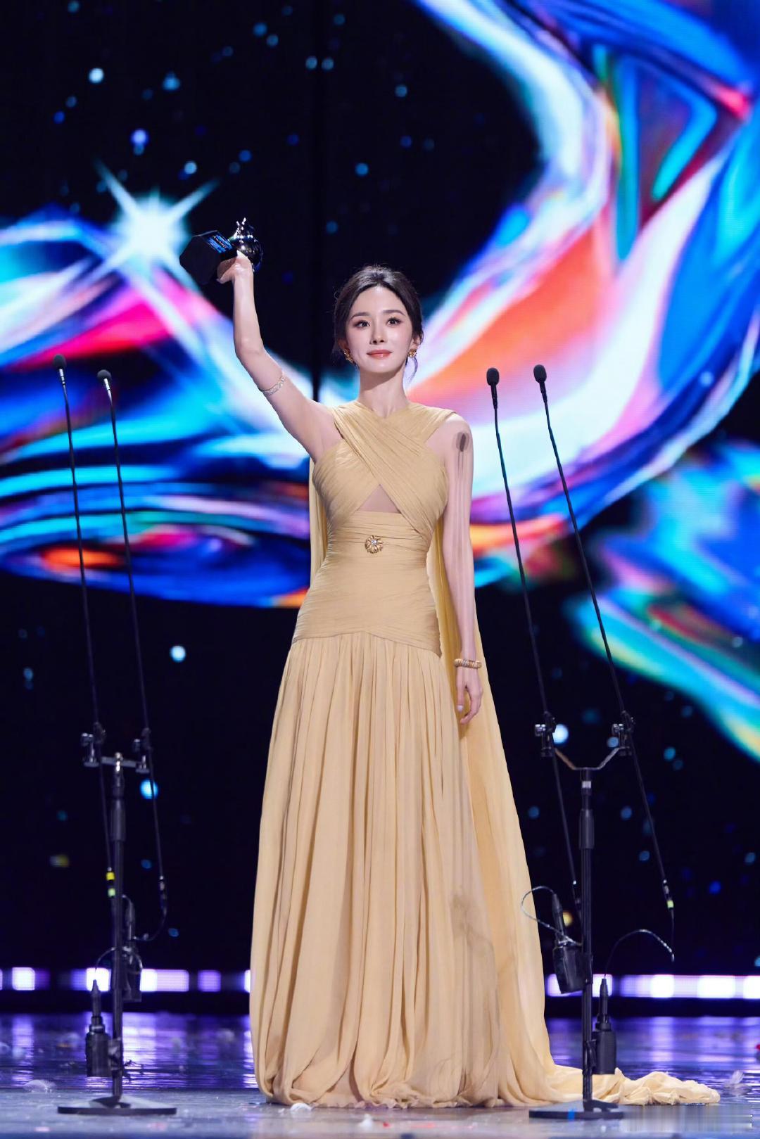 杨幂 于和伟我罩的   谁能拒绝被杨幂用裙摆罩住啊！于和伟老师也太幸福了！ 