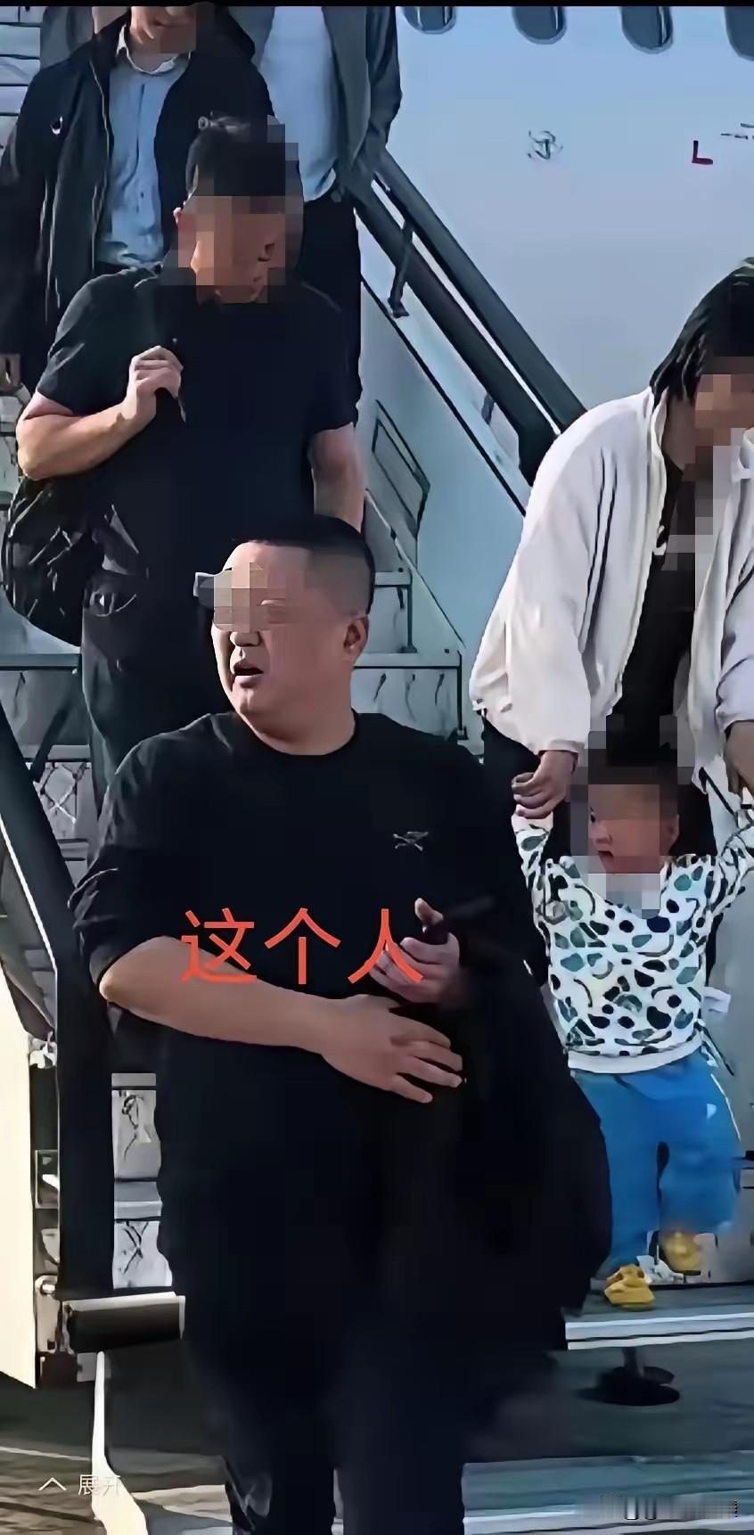 逼东航空姐3次下跪的男乘客欧某某，究竟是何方神圣？
目前公开信息里，只知道这名男