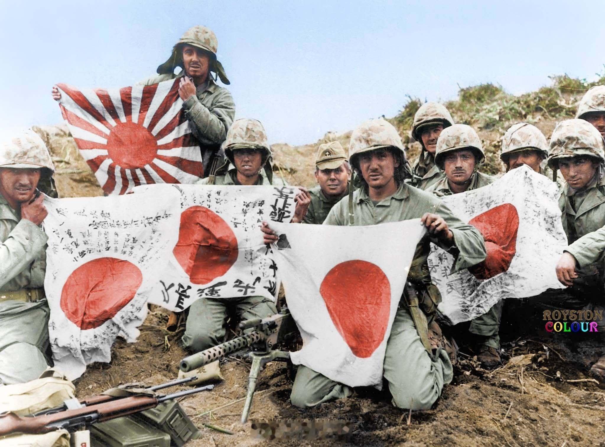 1945年2月25日美国海军陆战队第五师的海军陆战队员们聚集在他们的勃朗宁M19