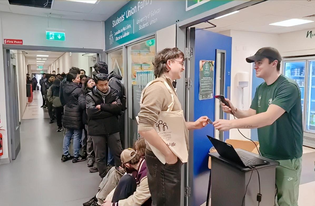 谁也没想到，欧洲一所大学的免费食物发放点，竟因为一张照片，引爆了一场跨国骂战，一