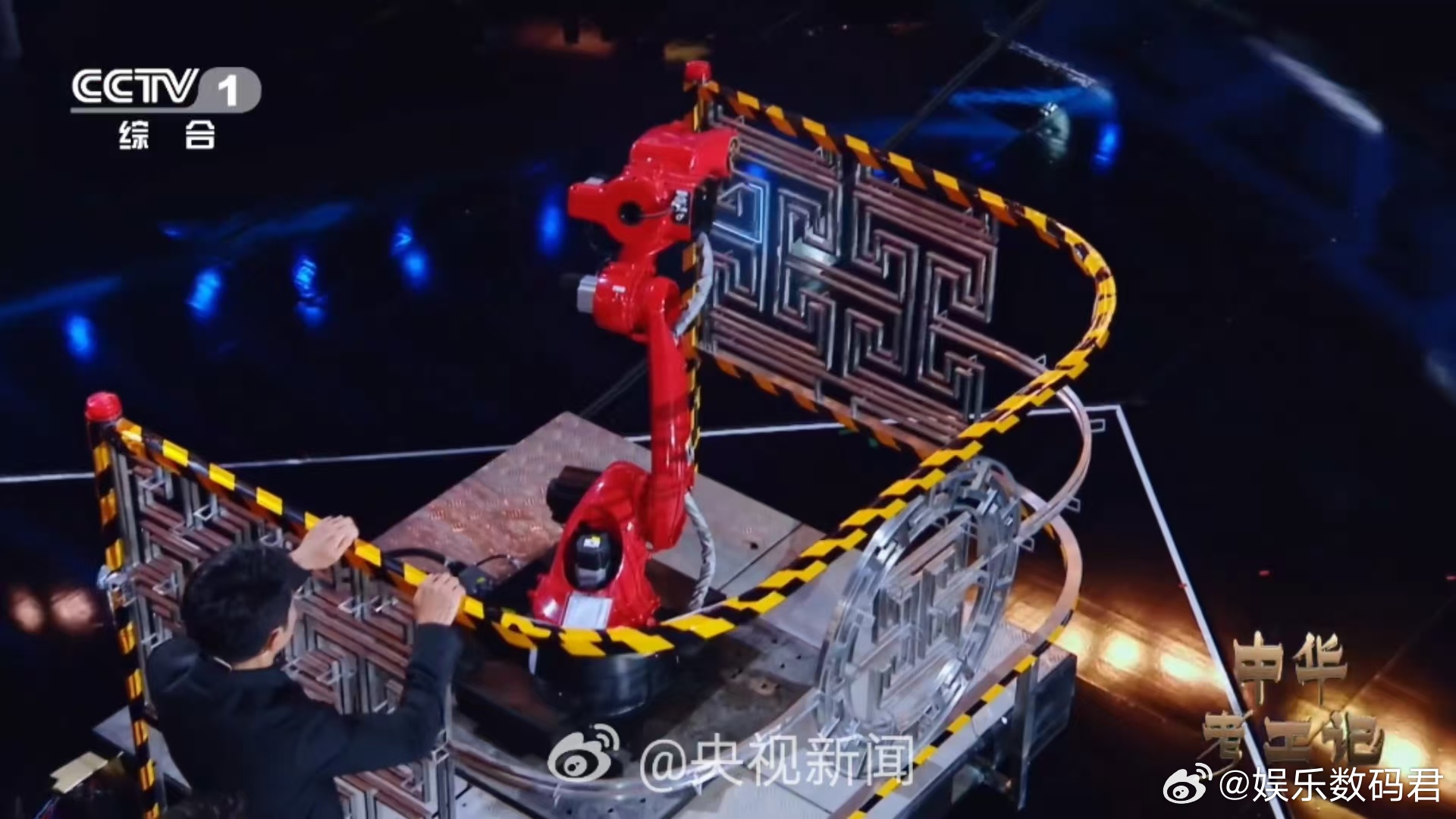  当周深和撒贝宁站在挑 战机 器人的舞台，画面瞬间充满戏剧性。周深小脸紧绷，每个