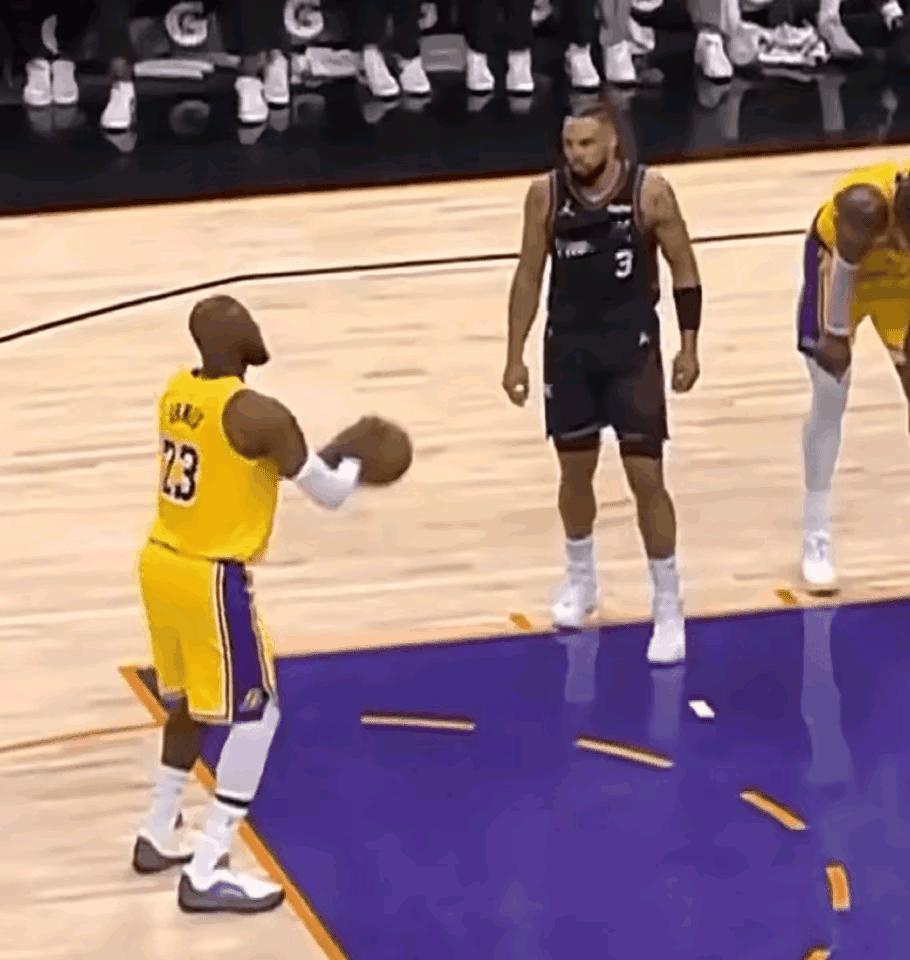 这俩哥们感情挺好啊!
詹姆斯应该把狄龙招来湖人，而不应该是东契奇啊！
狄龙和詹姆