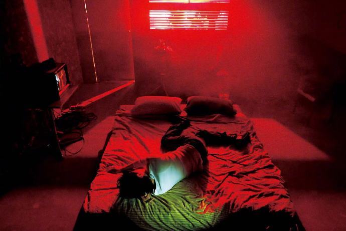 曾舜晞红与黑光影大片 曾舜晞红与黑光影大片，建模正确造型正确全部正确，一边听歌一