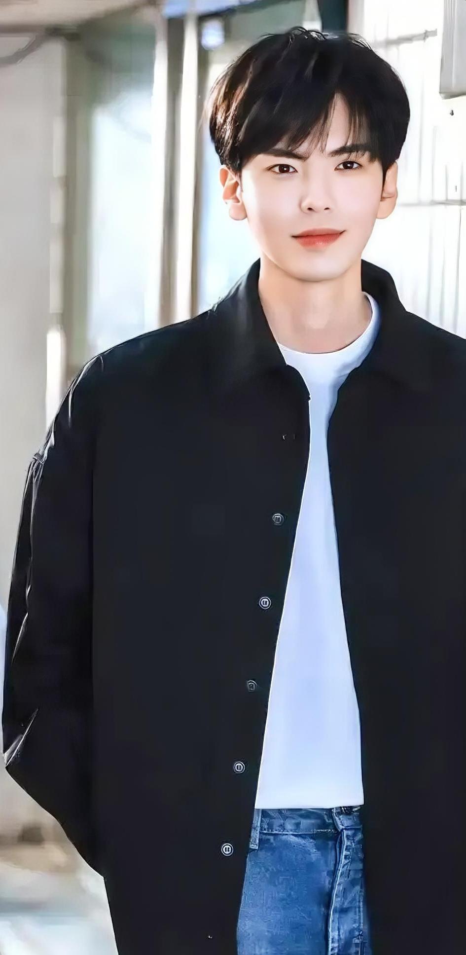 男人的精致从不是靠大牌堆砌
而是藏在细节里的干净利落
这种舒服的质感不张扬
却能