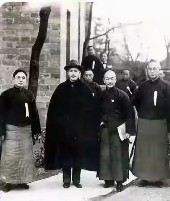 1935 年 11 月南京，国民党四届六中全会期间合影，画面从左至右依次是张继、